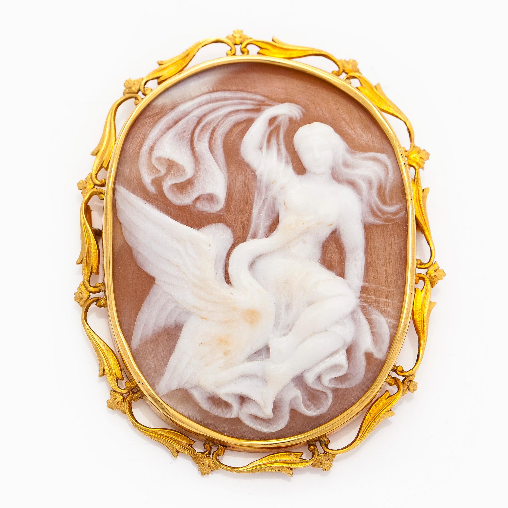 Brosch, 18K guld, med snäckskalscamé, A. Tillander Helsingfors 1948.