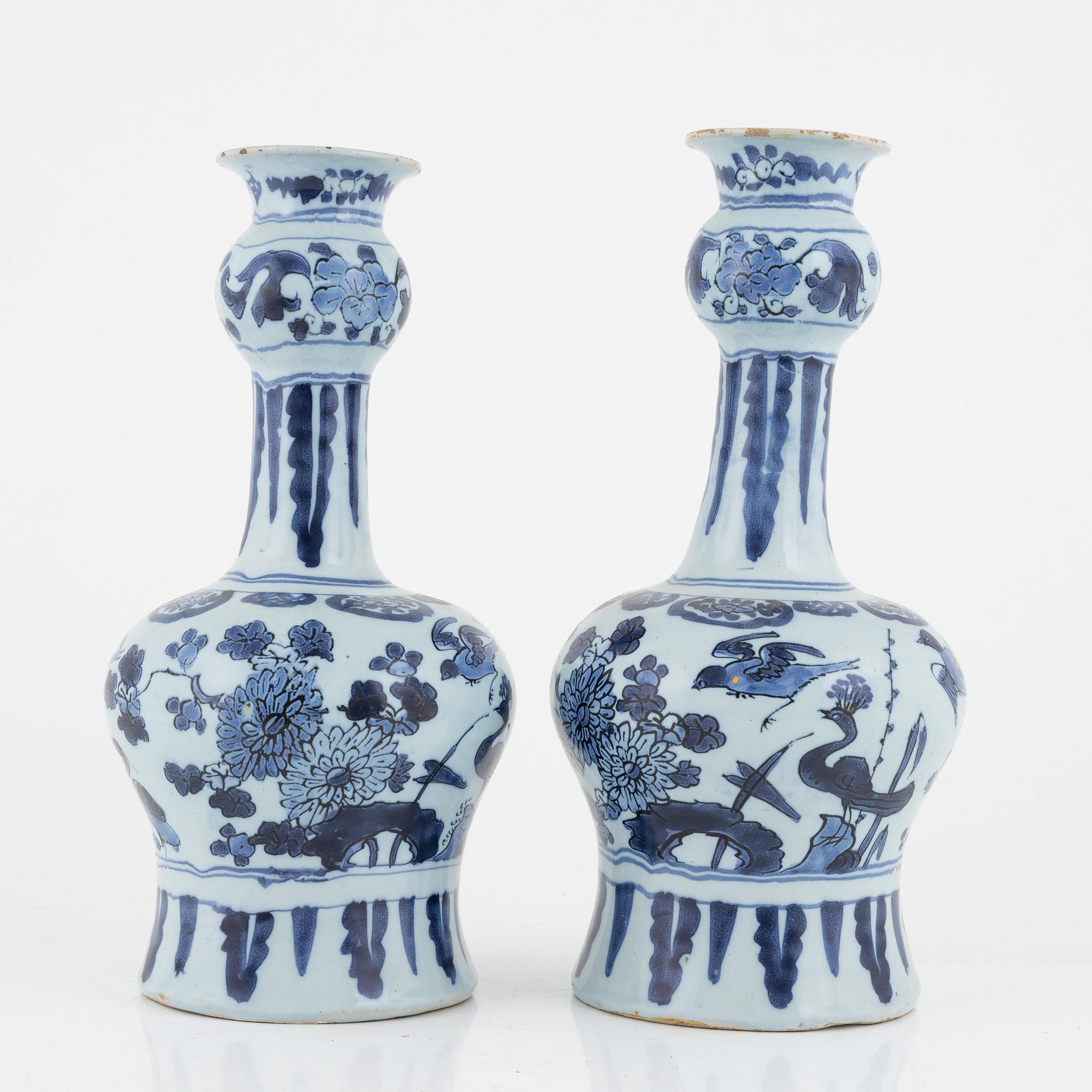 Vaser, 2 st, fajans, Delft, Holland, 1700-tal.