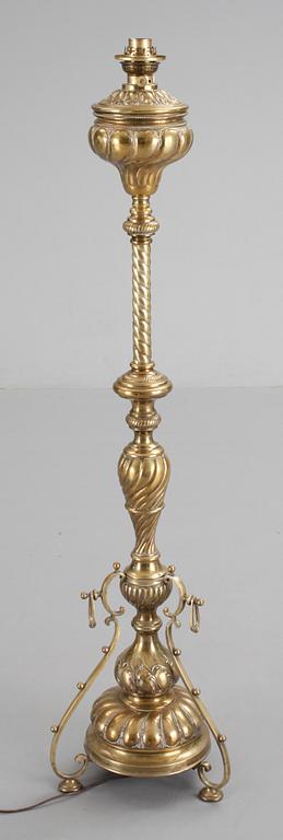 GOLVLAMPA, mässing, omkring 1900.