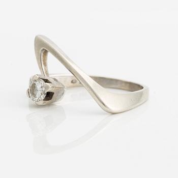 Ring, vitguld med briljantslipad diamant.