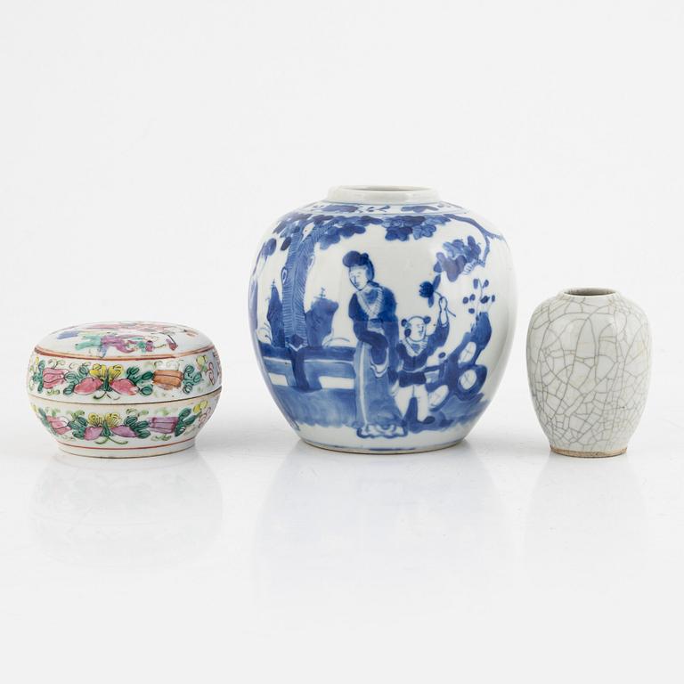 A Chinese porcelain box with cover, a miniature vase and a blue and white jar, 19th/20th century.