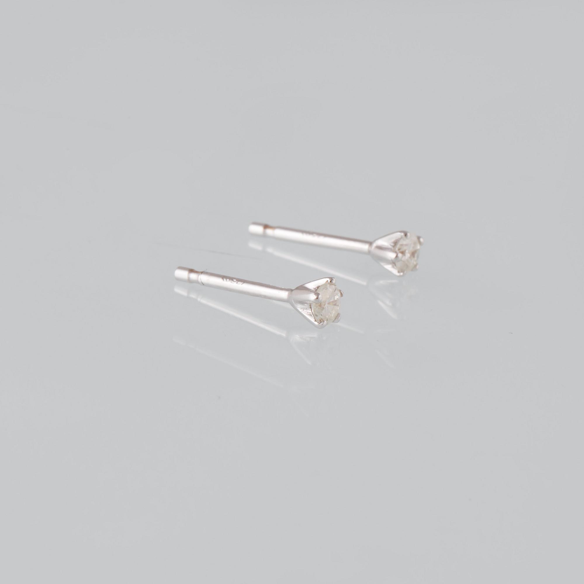 ÖRHÄNGEN, 18K vitguld med briljantslipade diamanter ca 0.19 ct. Vikt 0,8 gram.