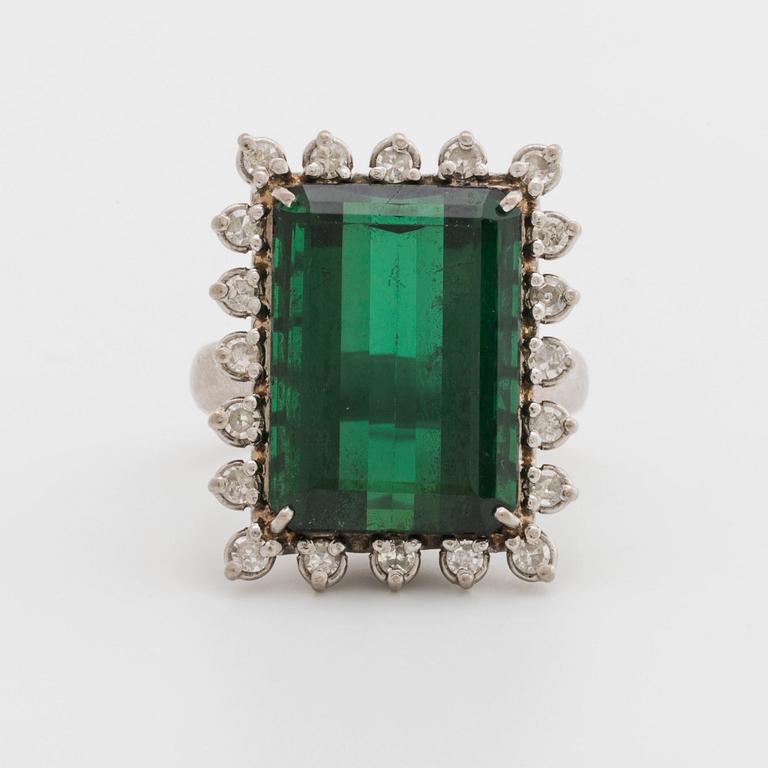 RING 18k vitguld m 1 grön turmalin ca 18 x 12 mm och diamanter 8/8 ca 0,50 ct.