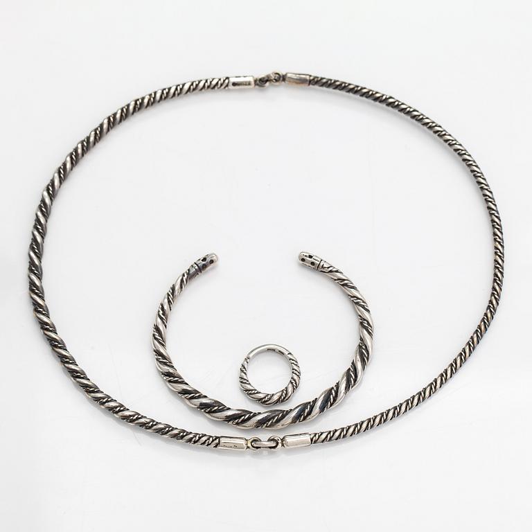 Halsband, ring och armband, silver. Helsingfors 1980-90-tal.