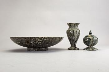 Skål, vas, burk med lock, 3 dlr, Kolmårds marmor, 1900-talets andra hälft.