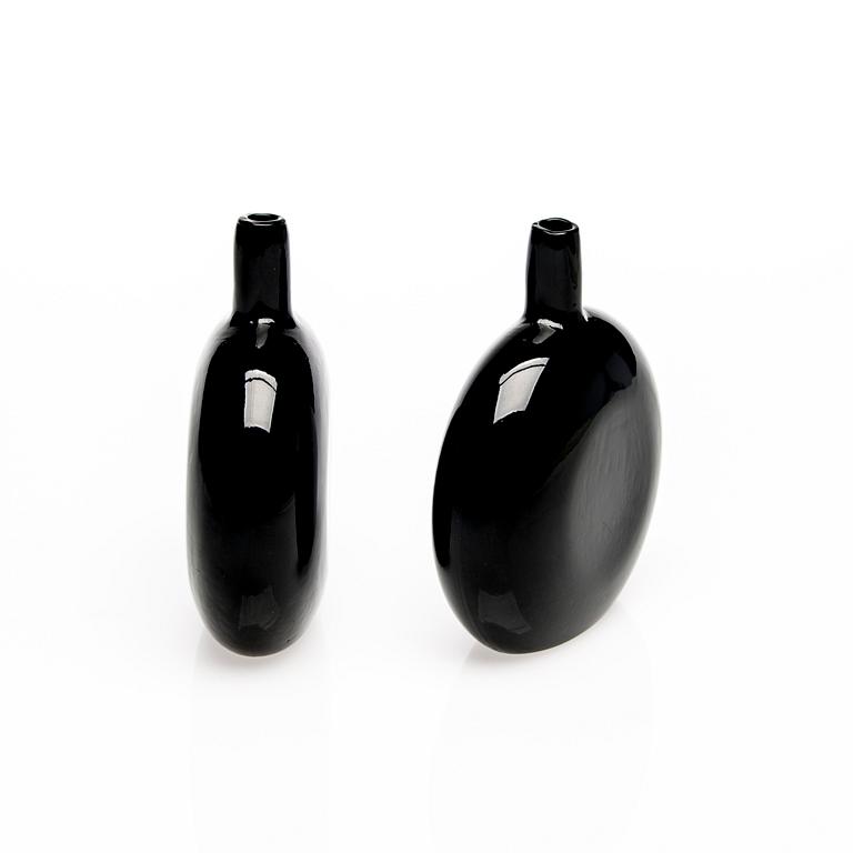 FLASKOR, 2 st, glas, "Smultronstället", signerade O. Toikka Nuutajärvi. 1980-talets mitt.