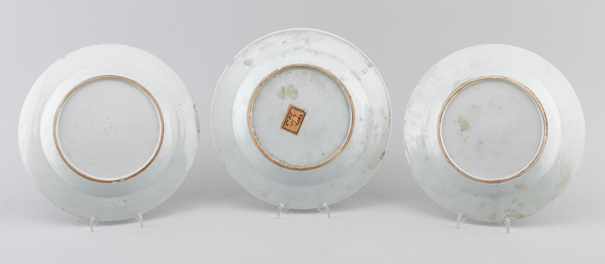 TALLRIKAR, 3 st snarlika, porslin, Kina, Qianlong 1736-1795.