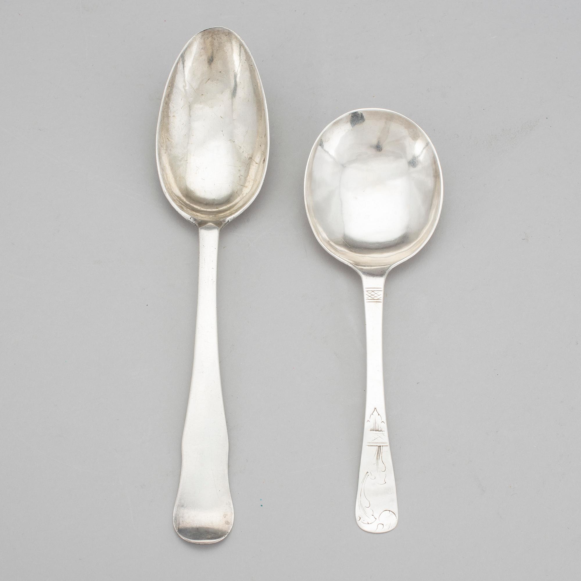 BÄGARE och SKEDAR, 3 del, bland annat en bägare av Johan Leffler, Falun, 1766. Vikt ca  125 g.