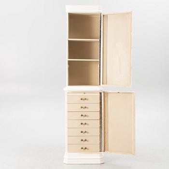 Kakelugnsskåp, omkring 2000.