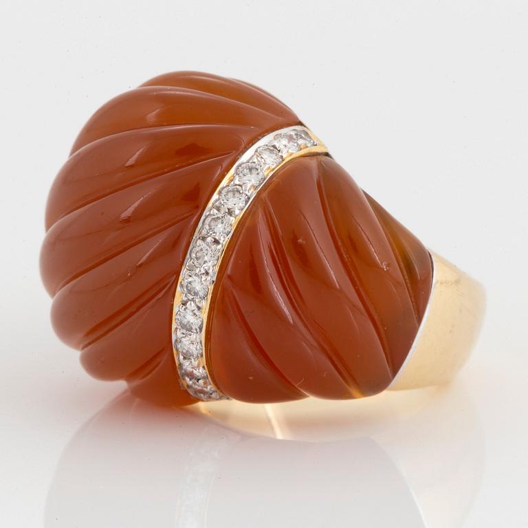 An 18K gold and agate ring set with round brilliant-cut diamonds.