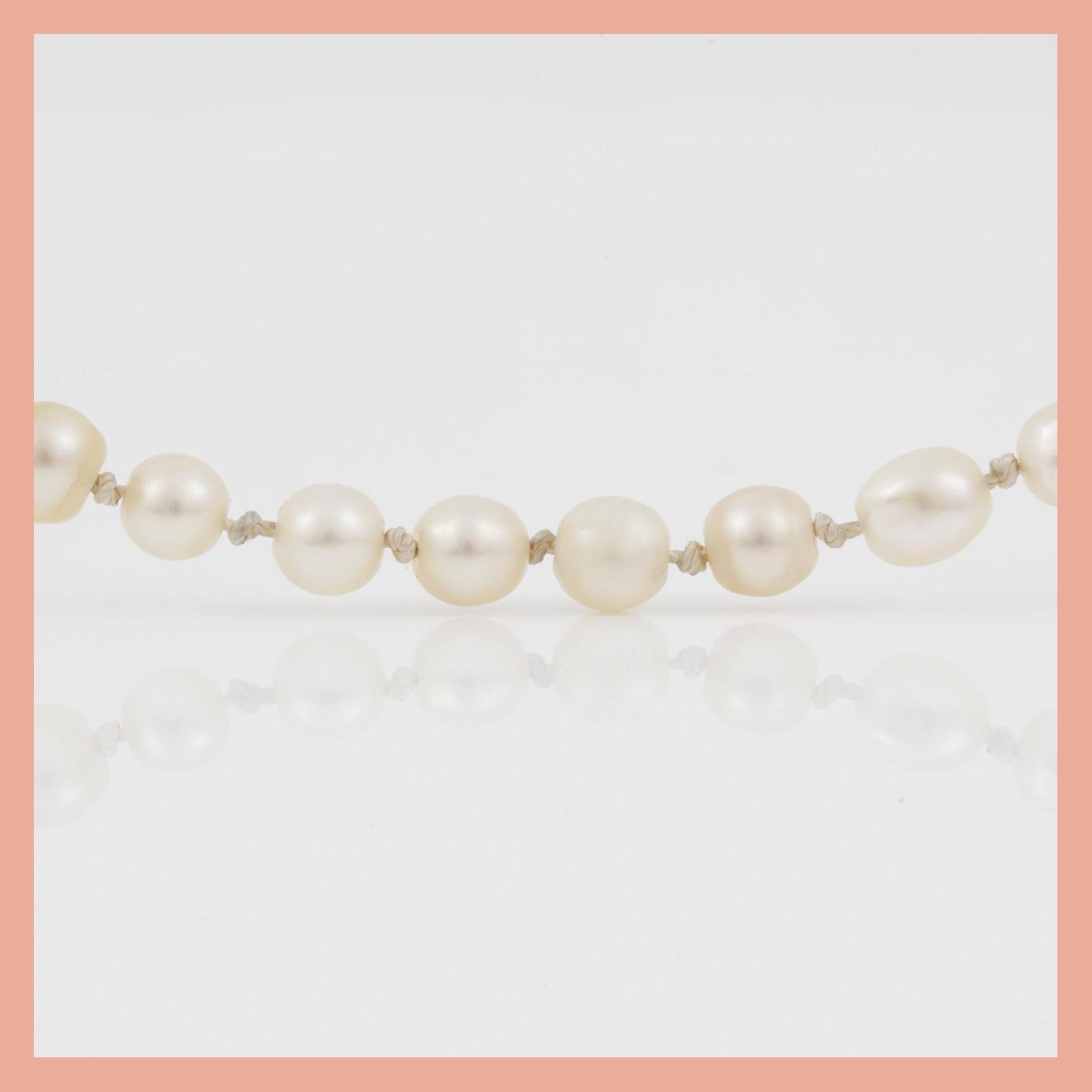 COLLIER med troligen äkta semi-barocka pärlor. Ø 4.5 - 3.5 mm.