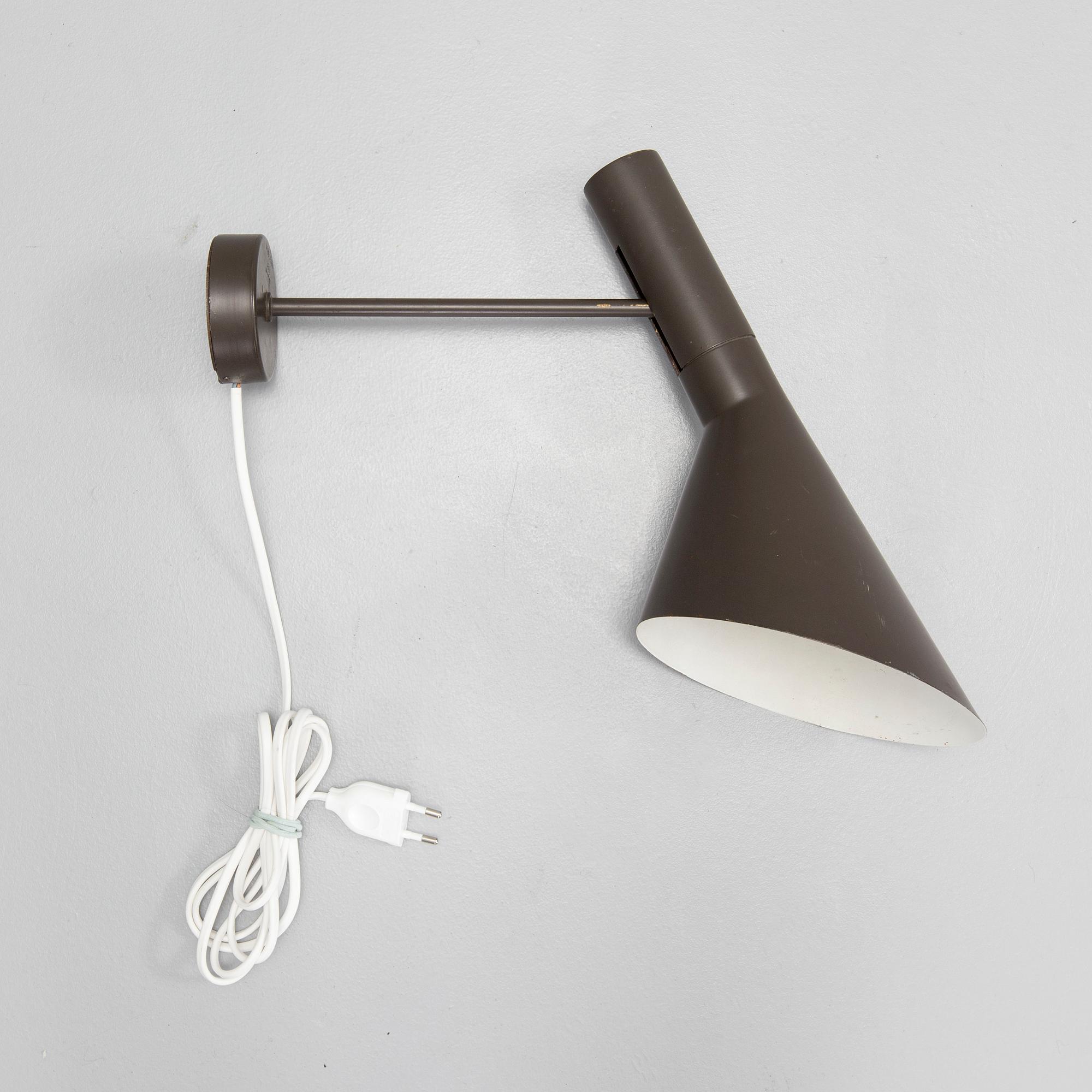 ARNE JACOBSEN, Vägglampa "AJ" för Louis Poulsen. Märkt med den första svenska återförsäljaren Axel Anell. Ca 1960.