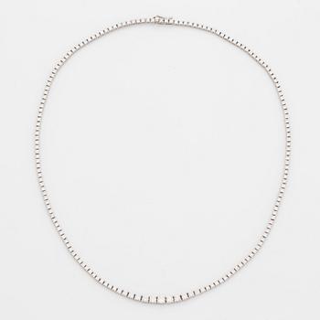 An 18K white gold necklace set with round brilliant-cut diamonds.