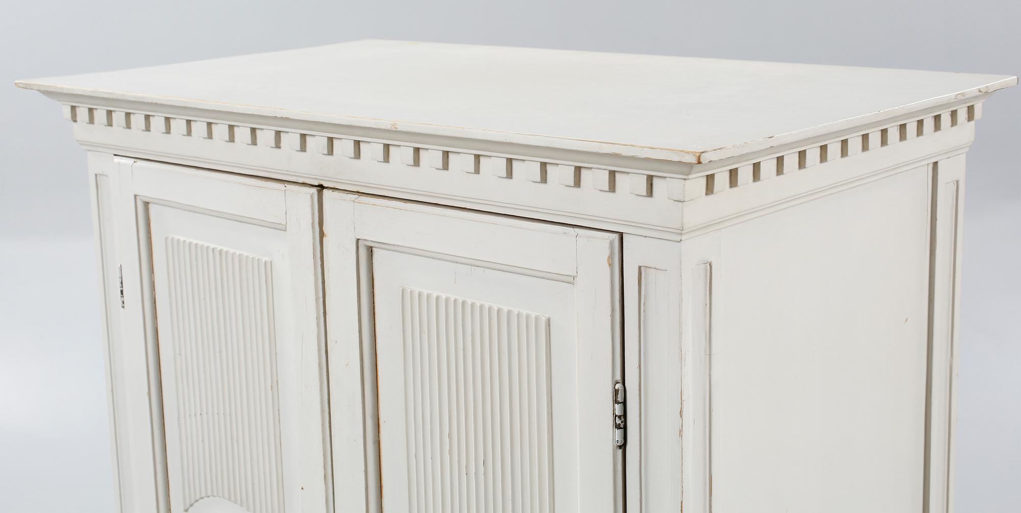 SKÅP, gustaviansk stil, E. Östman & Son Möbeltillverkning, Skövde, 1900-talets första hälft.