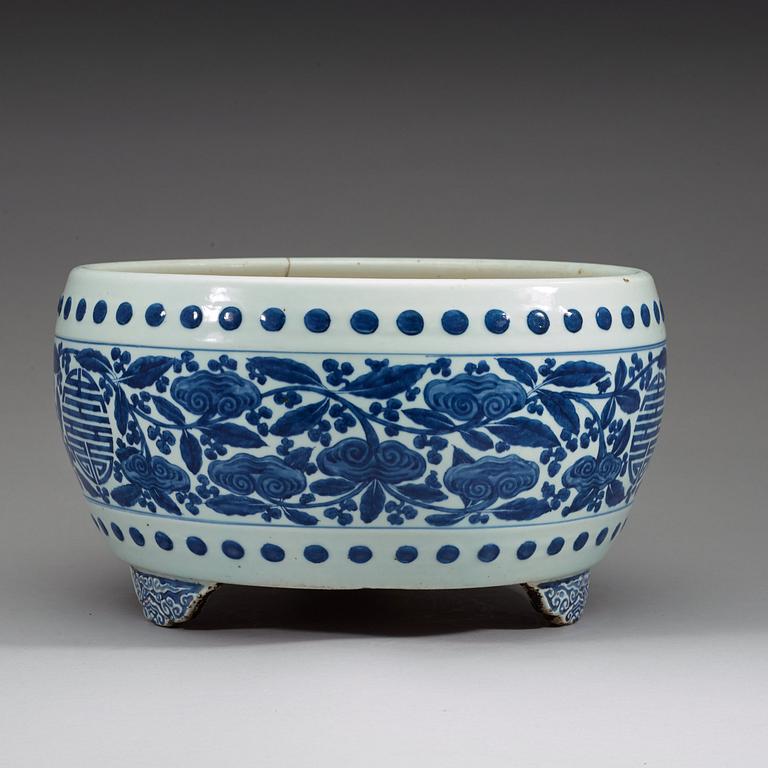 A large blue and white censer, Qing dynasty, Kangxis six character mark (1662-1722).