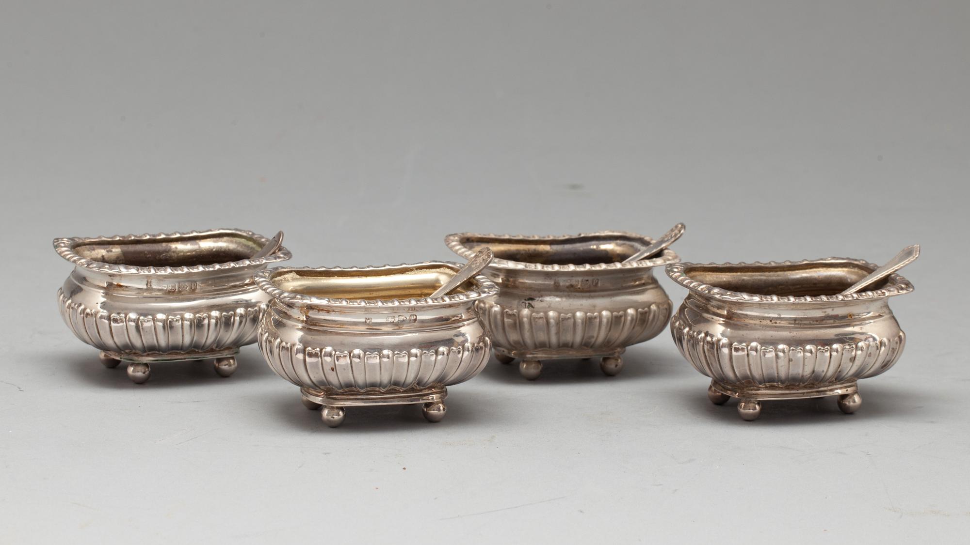 SALTKAR, 4 st, silver, John & William Deakin, England, omkring 1900. Vikt ca 154 g.