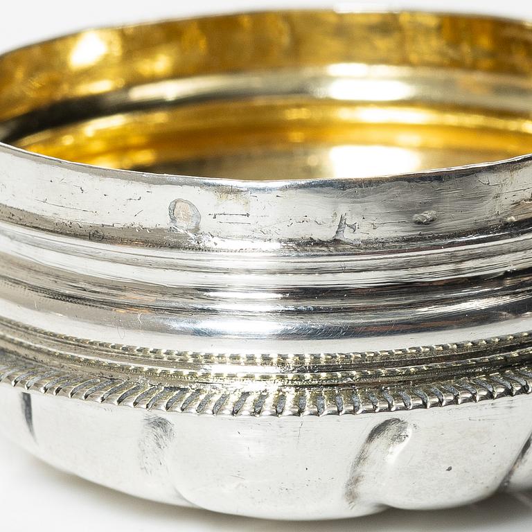 A set of three silver snuff boxes, 18th/19th century.