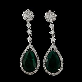 ÖRHÄNGEN, ett par,18k vitguld med droppformad smaragd tot ca 3,94ct enl uppgift o briljantslipade diamanter tot ca1ct