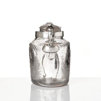 Kanna, graverat glas med silvermontering, otydliga stämplar, Sverige omkring 1800.