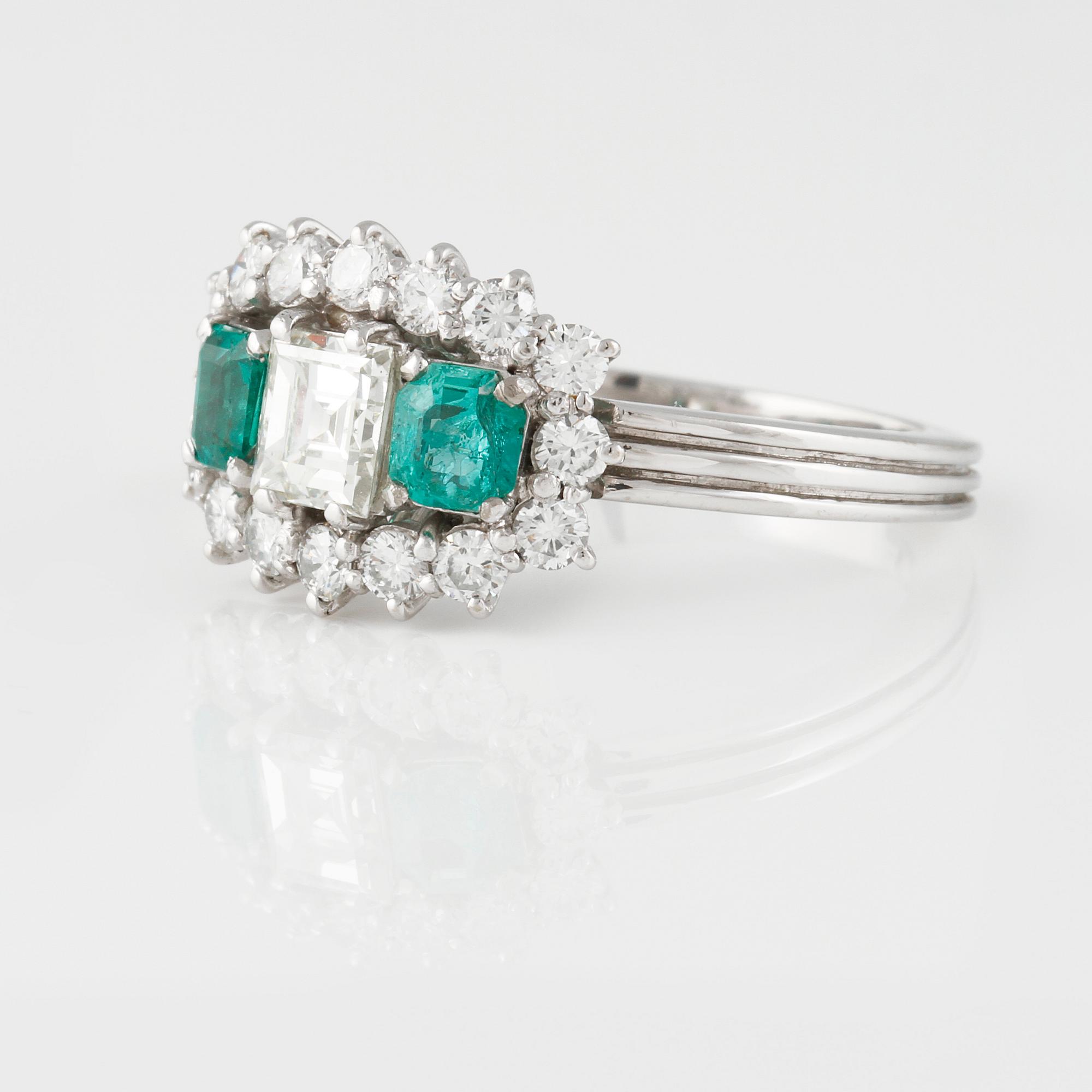 RING, 18K vitguld med en carré- och 16 briljantslipade diamanter samt 2 fasettslipade smaragder. Vikt 5,4 gram.