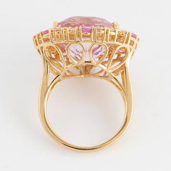 COCKTAILRING, med kunzit, rosa safirer och diamanter.