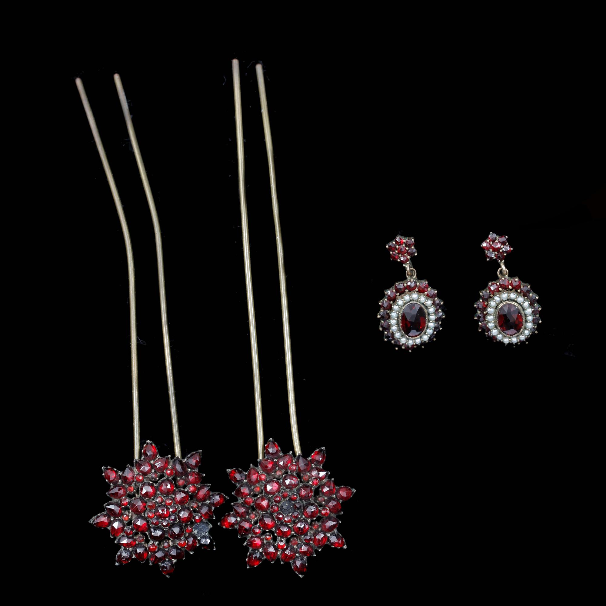 GRANATSMYCKEN, 4 delar, förgyllt silver och metall med granater, 1800/1900-tal.