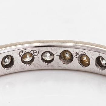 Ring, alliansring, 18K vitguld med briljantslipade diamanter totalt ca 0.60 ct.