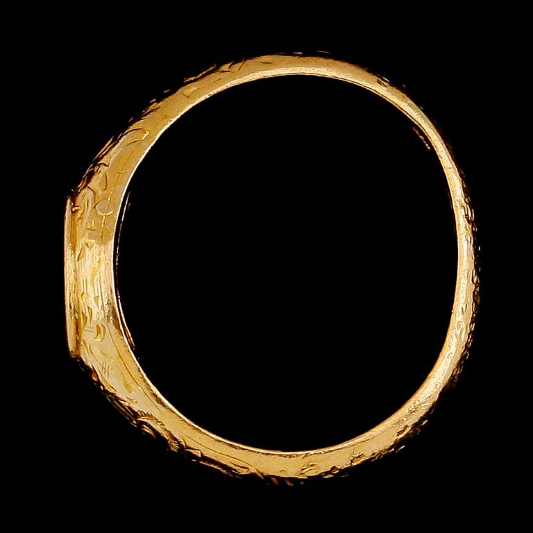 RING, 23 k guld. Vikt ca 6,1 g.