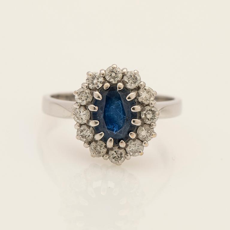 Ring, 18k vitguld med briljantslipade diamanter och safir.