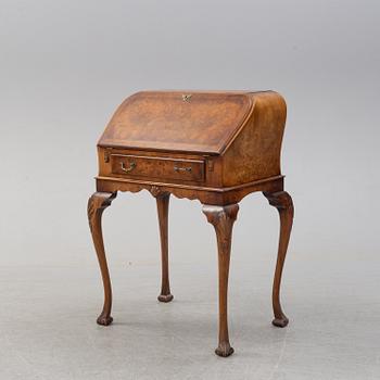 SECRETAIRE, Queen Anne-style, England, 20th century.