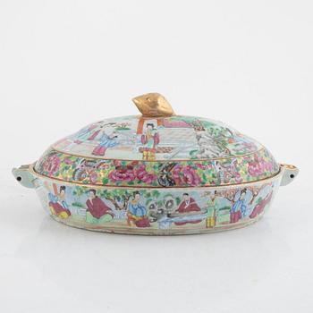 A rose medallion porcelain heating dish with cover, Kanton, China, Qing dynasty, 19th century.