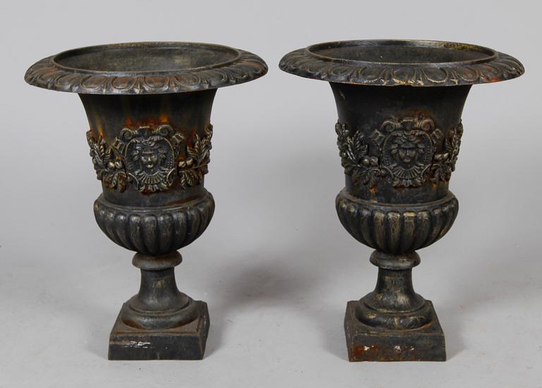 TRÄDGÅRDSURNOR, 1 par, gjutjärn, empirestil, samtida.