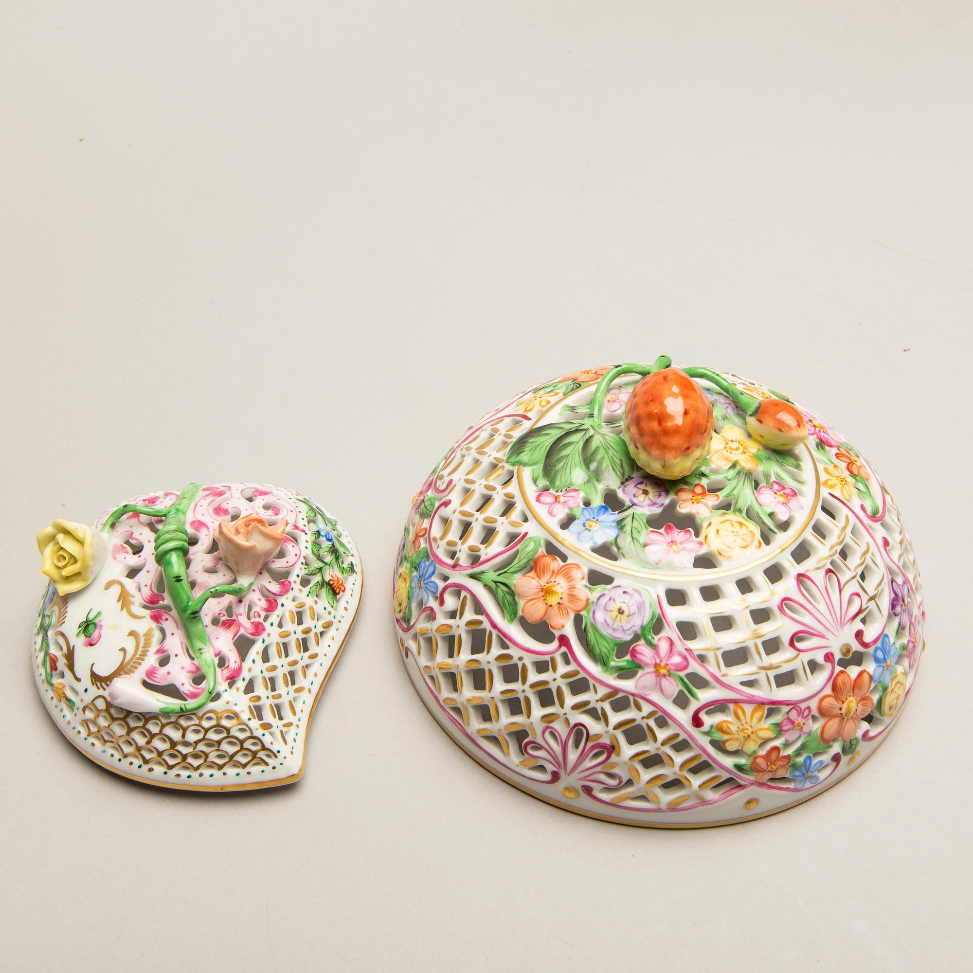 A set of two Herend handpainted porcelain bowls mid 1900s.