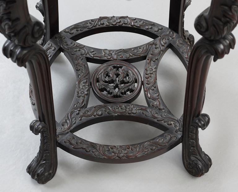 A hardwood and porcelain plaquette in famille verte  table, Qing dynasty 19th century.