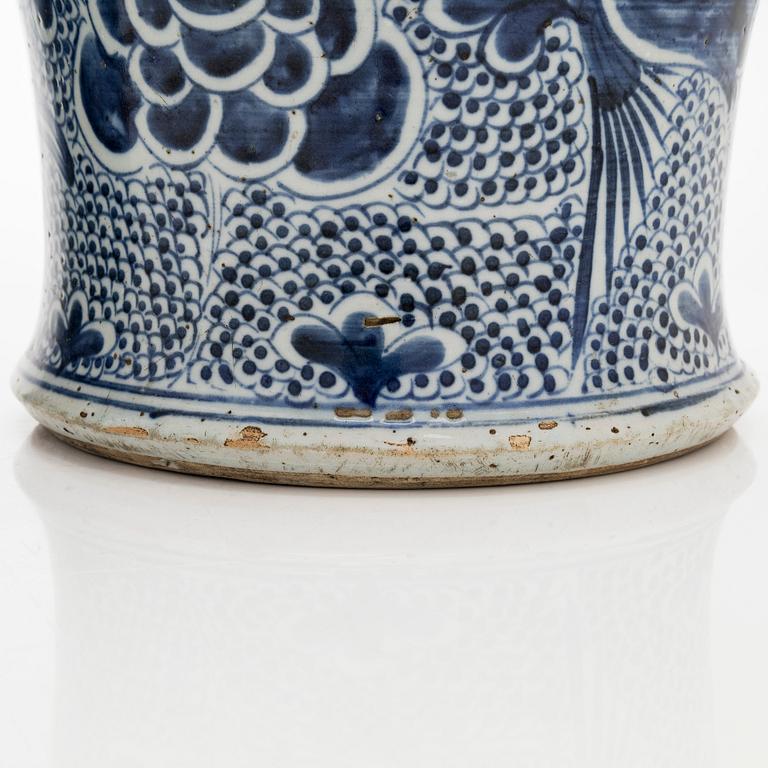 A pair of Kangxi style vases, China, 19th century.