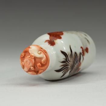 A porcelain snuff bottle, Qing dynasty, Guangxu six-character red mark and of the period (1875-1908).