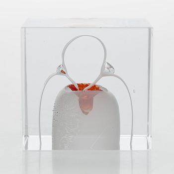 Oiva Toikka, an annual glass cube, signed Oiva Toikka Nuutajärvi 1985 and numbered 876/2000.