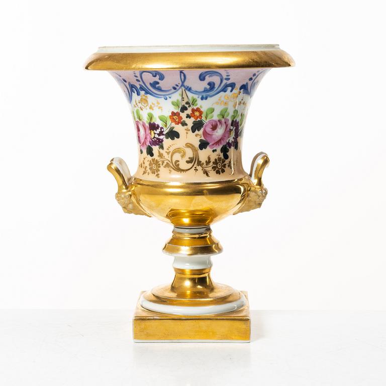A porcelain urn, Empire, first half/mid 19th century.