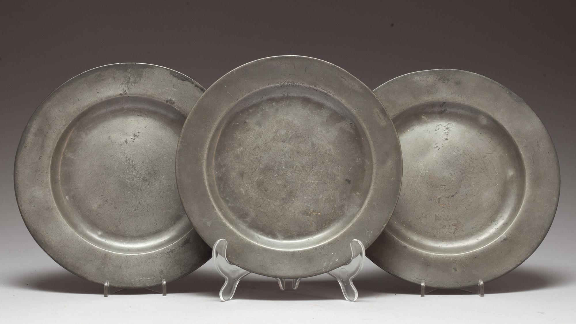 TALLRIKAR, 3 st, tenn, England, 1700-tal.