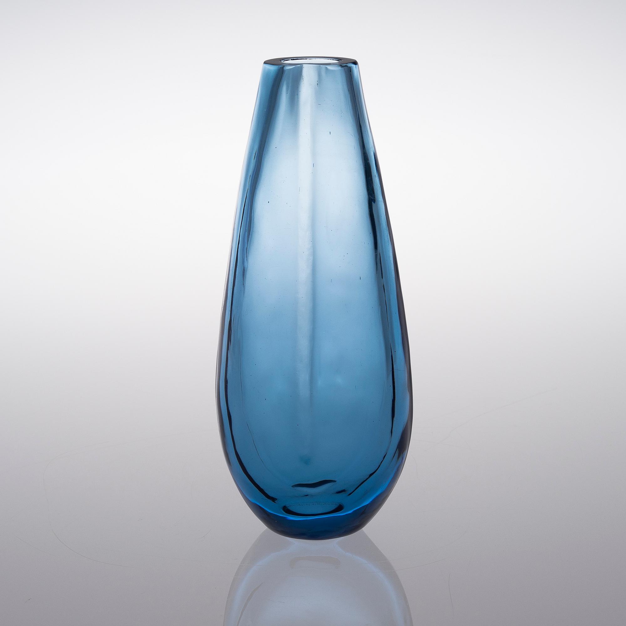 ARTTU BRUMMER, A VASE. Signed Arttu Brummer, Riihimäen Lasi Oy.