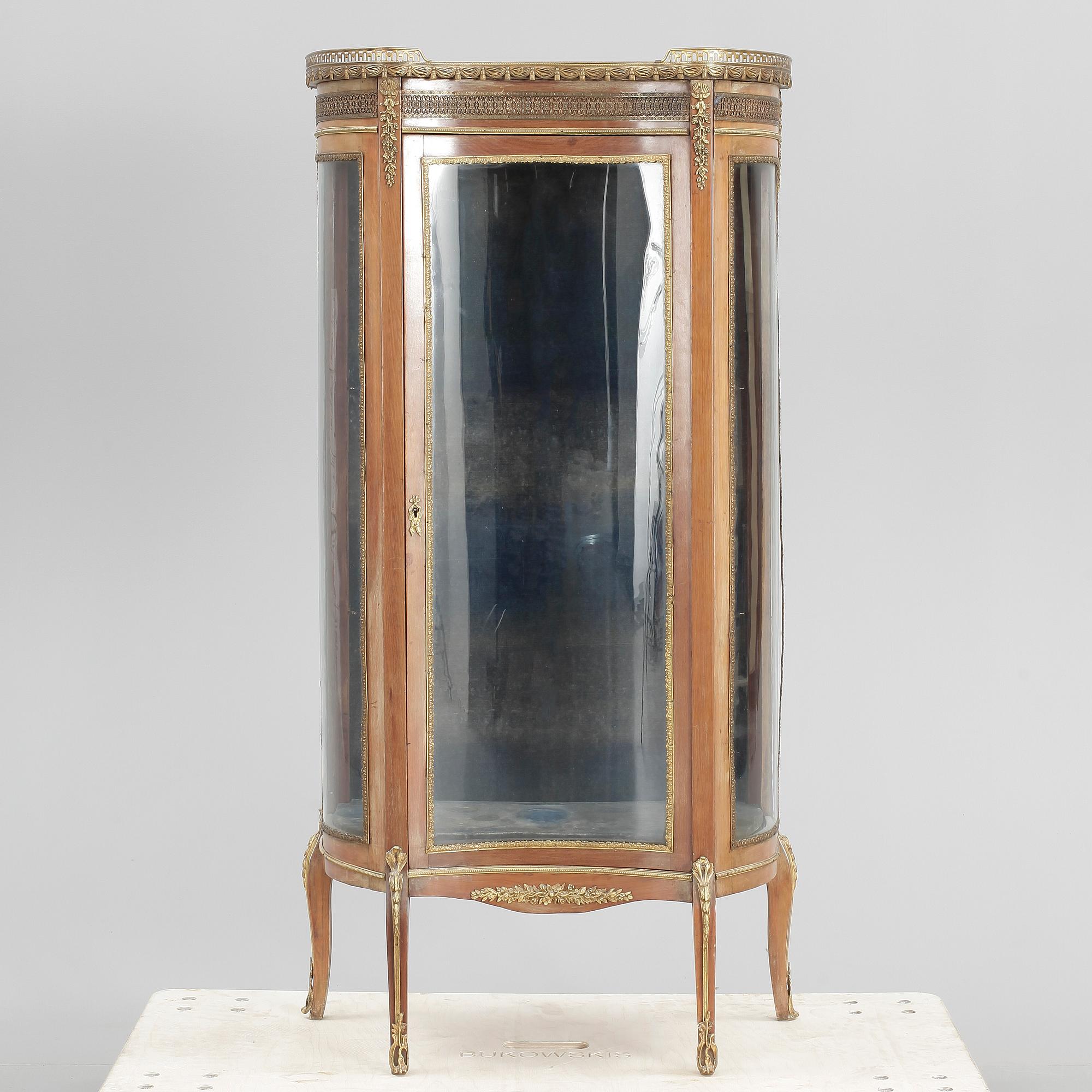 VITRINSKÅP, Louis XVI-stil, 1900-talets första hälft.
