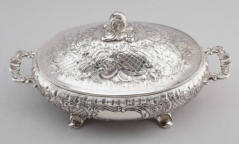 TERRIN, silver, rokokostil, sannolikt Nederländerna, 1800-/1900-tal. Vikt ca 1053 gram.