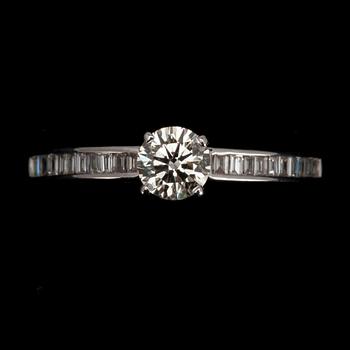 RING, 18K vitguld och diamanter. Europa 2000-tal. Vikt ca 2,5 g.