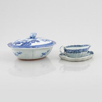 Karott med lock, samt såssnipa på fat, kompaniporslin. Qingdynastin 1700-tal.