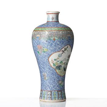 A famille rose vase, Qing dynasty, 19th Century.