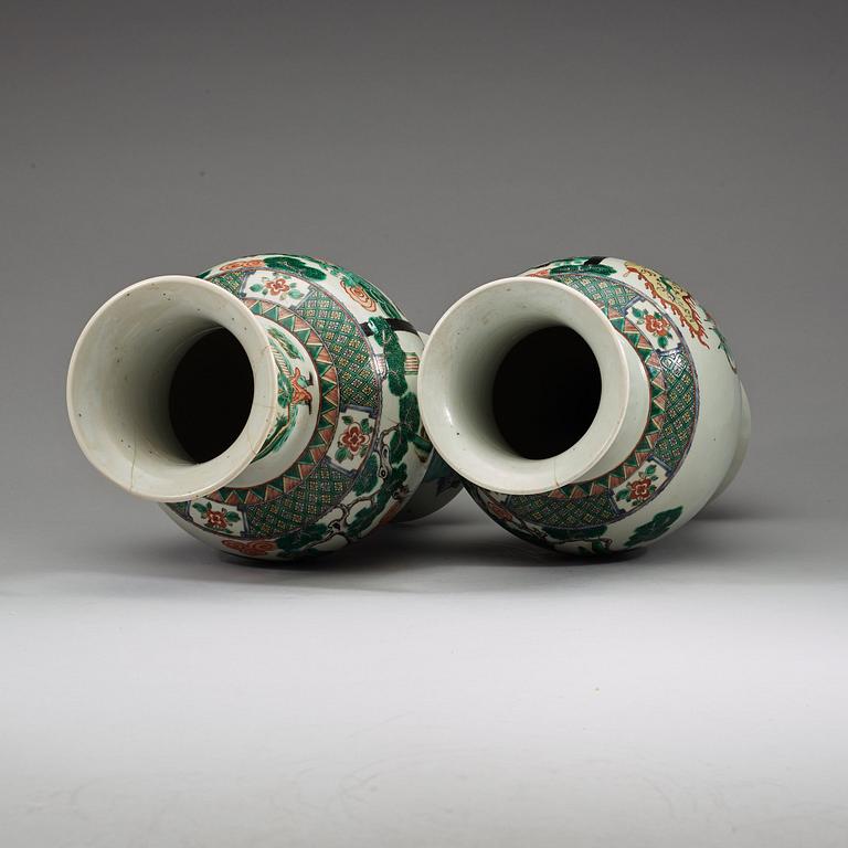 A pair of famille verte vases, late Qing dynsty (1662-1912).