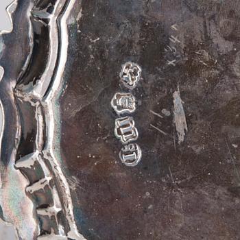 BRICKA, sterling silver, London 1747. Vikt 210 g.