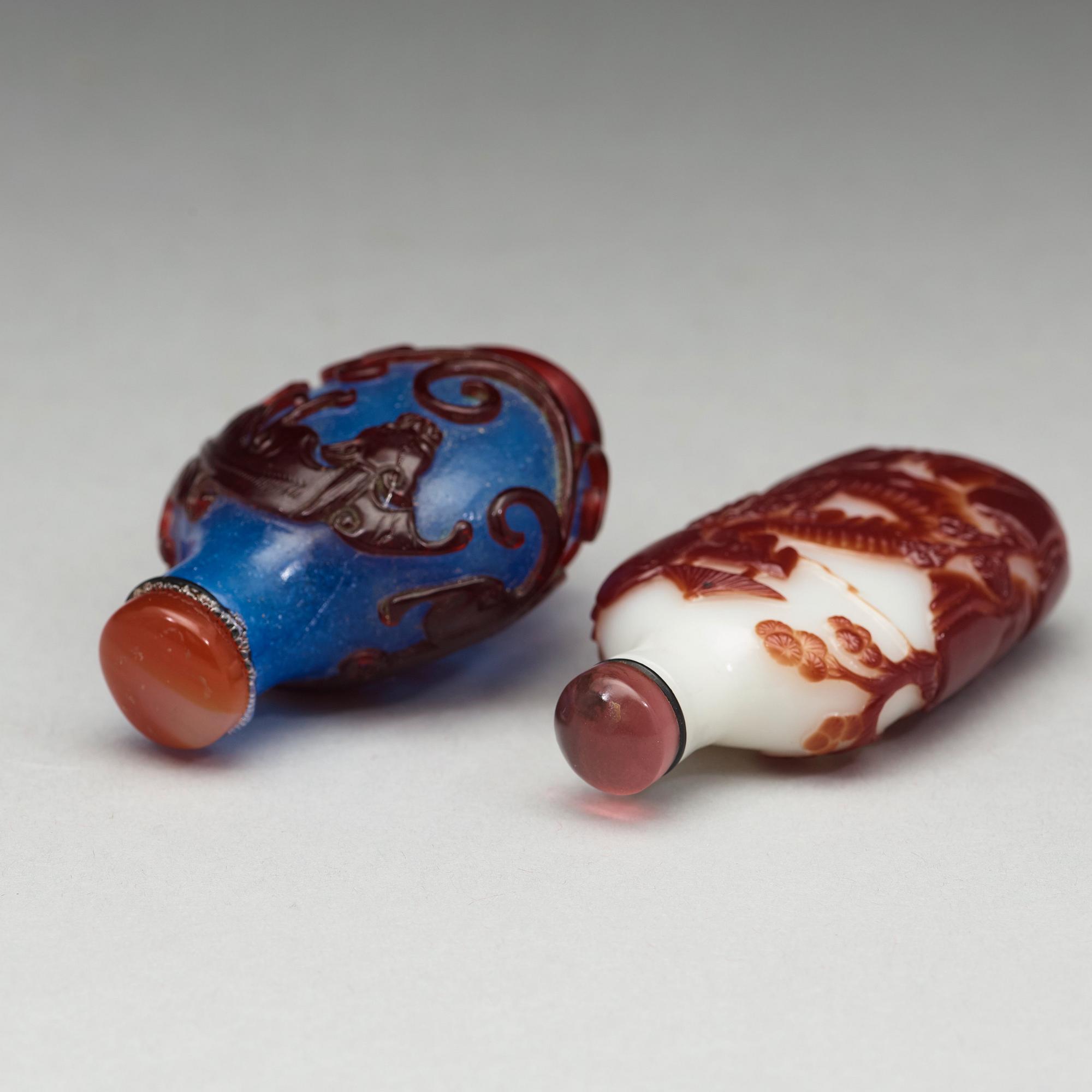 SNUSFLASKOR, två stycken, pekingglas. Kina, 1900-tal.