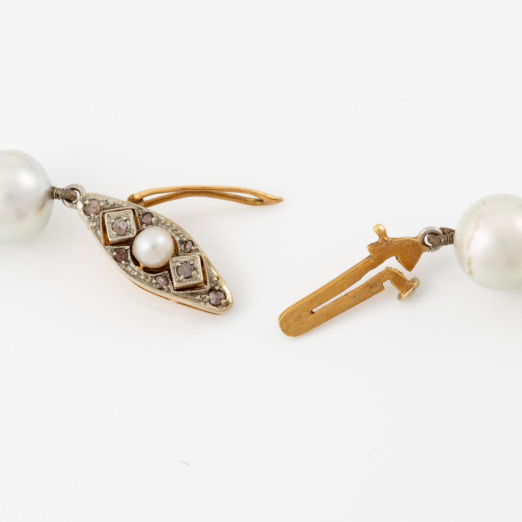 Collier/brosch, odlade pärlor, silver med gammalslipade diamanter.