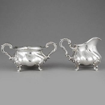 SOCKERSKÅL OCH GRÄDDKANNA, silver, rokokostil, 1900-tal. Vikt ca 211 gram.